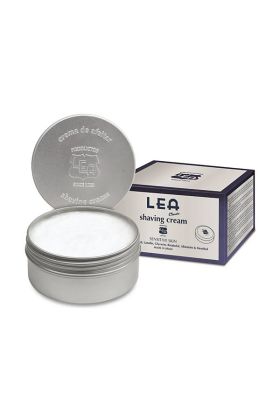 Η κρέμα ξυρίσματος Classic της Lea έχει άρωμα σανταλόξυλο και βρύο.